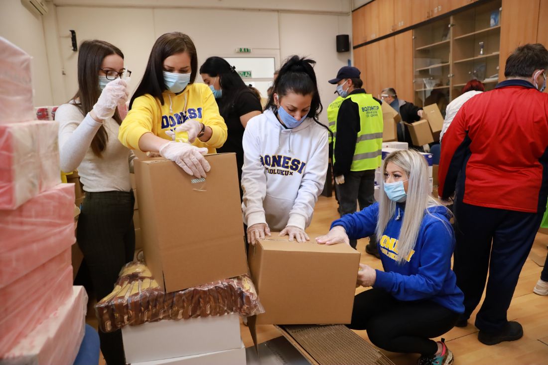 Volonterke u Nišu pripremaju pakete pomoći